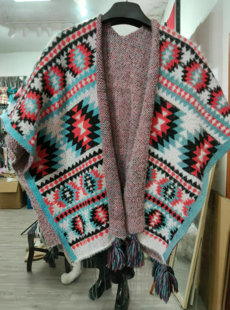 Gebreide poncho met Azteeks geometrisch patroon in rood