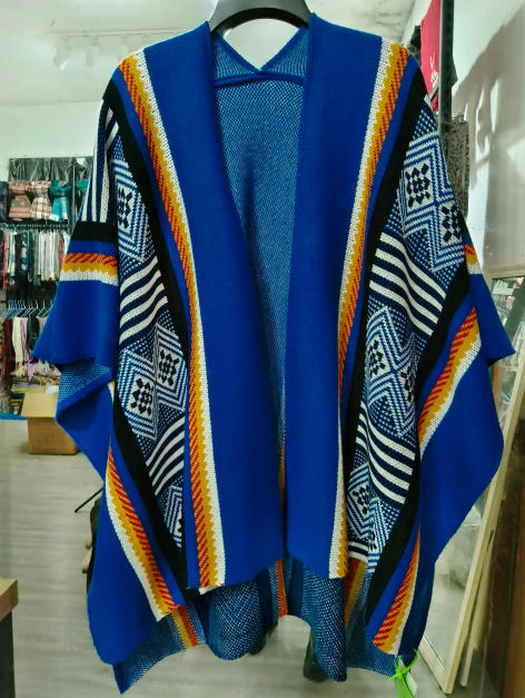 Koningsblauw gebreid kimono vest met open voorkant en Azteeks geometrisch diamantpatroon in wit