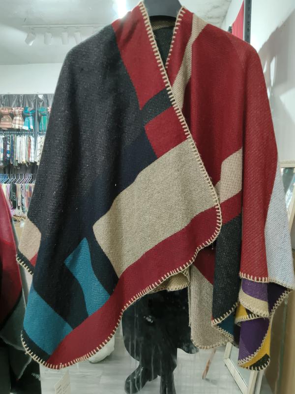 Oversized wollen poncho met geometrisch kleurblok patroon in houtskool