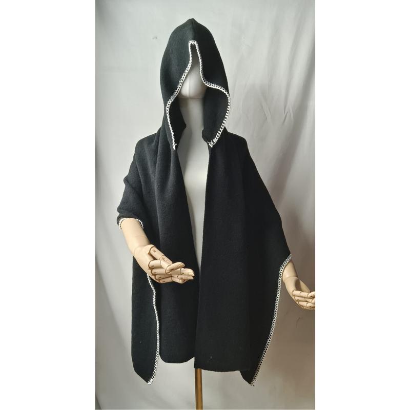 Zwarte wollen cape met capuchon en witte gehaakt randdetail