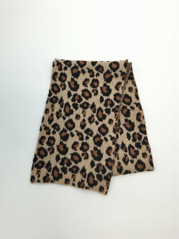 Gevouwen beige en bruine luipaardprint gebreide nekwarmer snood sjaal op witte achtergrond.