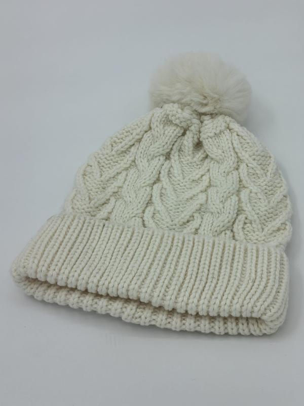 Crème witte cable knit wintermuts met pluizige pompon en dubbele geribbelde omslag — groothandel