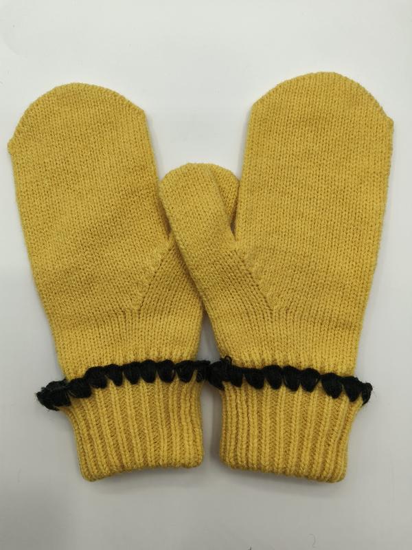Mosterdgele gebreide winterwanten met geribbelde manchetten en zwarte pompom-afwerking.
