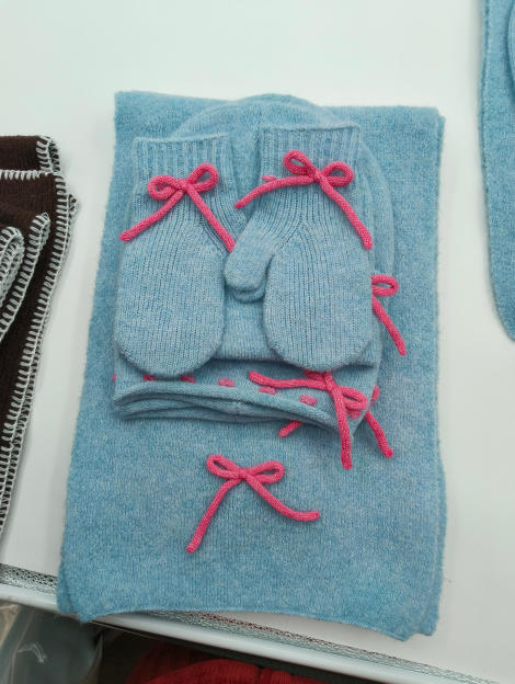 Lichtblauw gebreid winterset voor baby met sjaal