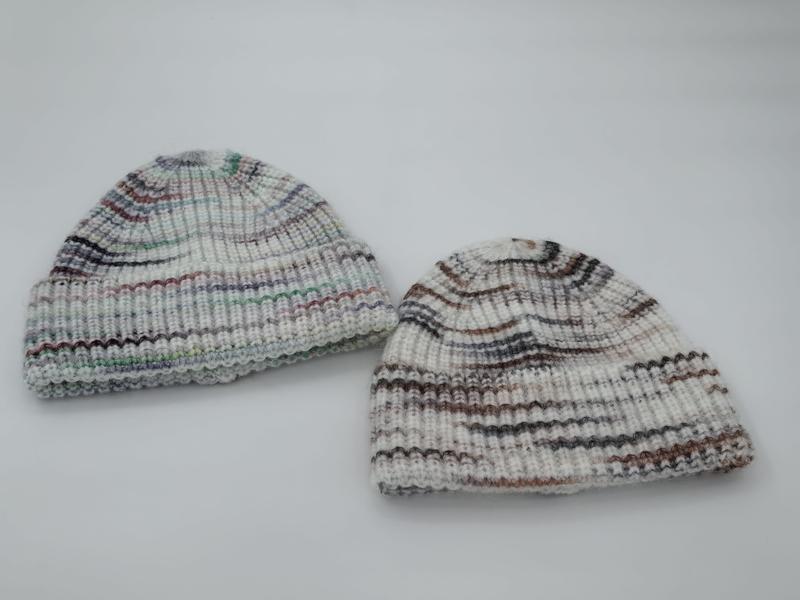 Twee handgebreide gestreepte wollen mutsen wit multicolor