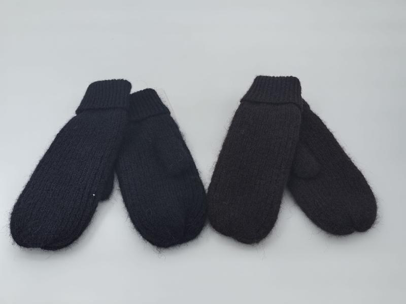 Twee paar chunky gebreide wollen wanten in zwart en donkerbruin met geribbelde manchetten — groothandel.