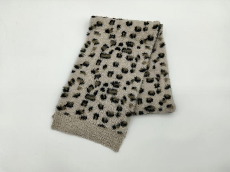 Gevouwen beige imitatiebont sjaal met zwart-bruin luipaardvlekkenpatroon op witte achtergrond.