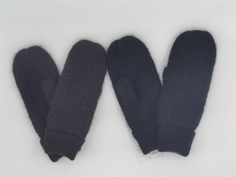 Twee paar chunky gebreide wollen wanten donkergrijs en marineblauw plat op wit — groothandel handschoenen leverancier