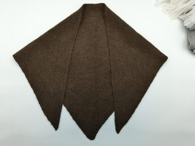 Donkerbruine handgebreide driehoekige omslagdoek met drie puntige panelen