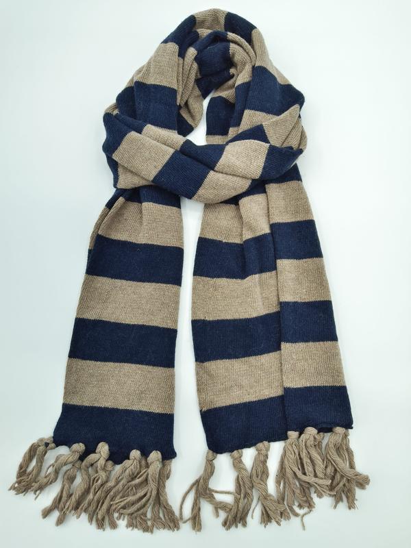 Gebreide marineblauw en beige gestreepte sjaal met franjes