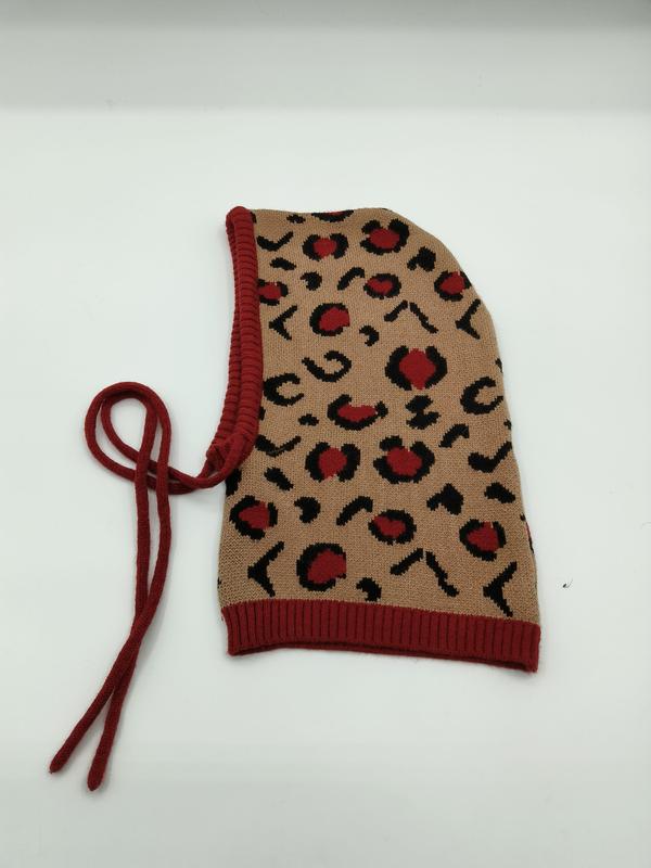 Gebreide balaclava in beige met rood-zwart luipaardprint