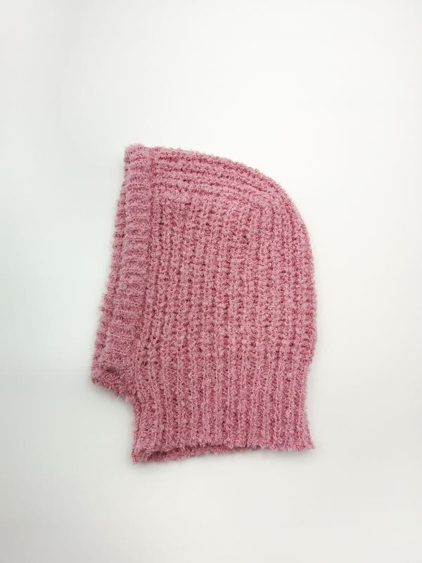 Roze grove geribbelde gebreide balaclava ski-masker muts plat op witte achtergrond