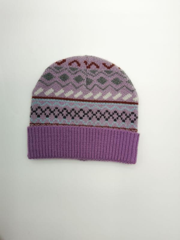 Lila Fair Isle gebreide muts met veelkleurig geometrisch patroon en geribbelde rand