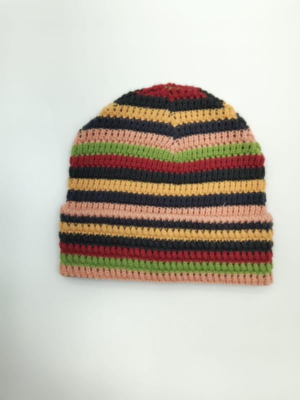 Handgehaakte gestreepte beanie muts in roze