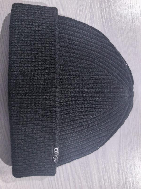 Zwarte geribbelde gebreide beanie met omgeslagen rand
