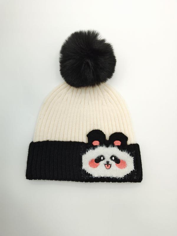 Crème en zwarte geribbelde gebreide wintermuts met pandagezicht en grote zwarte nep-bont pompom.