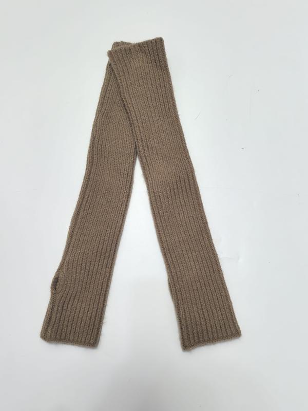 Lange geribbelde armwarmers zonder vingers van zachte wol in camelkleur