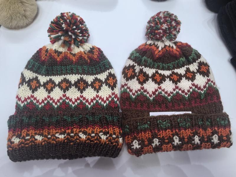 Twee Fair Isle gebreide pompon-mutsen in herfstkleur bruint/oranje/groen