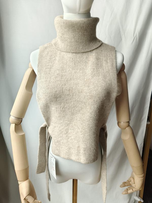 Geribde mouwloze col trui top in havermoutkleur met taillestrik