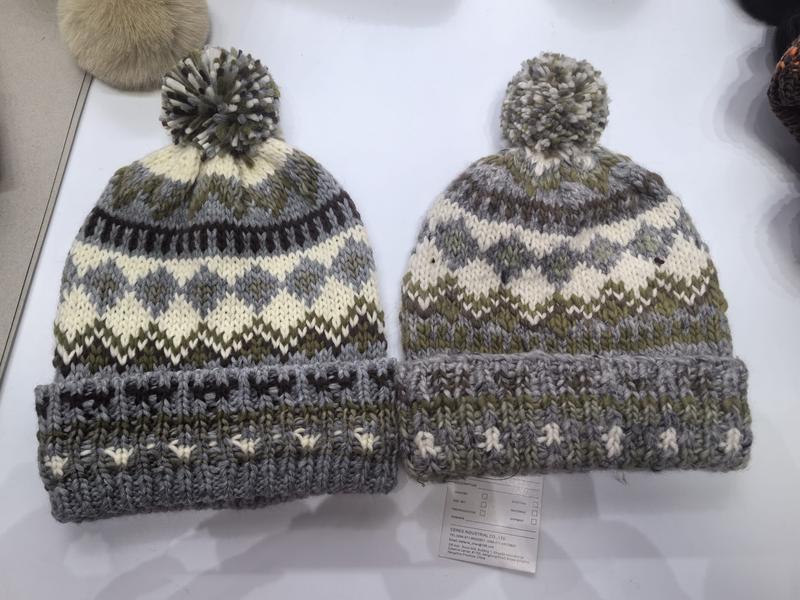 Twee gebreide Fair Isle pompon-mutsen in grijs