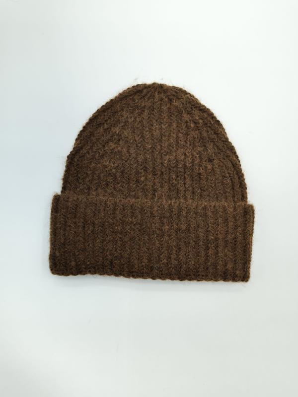 Bruine wintermuts van alpacawol met grove ribbelsteek en omgeslagen rand