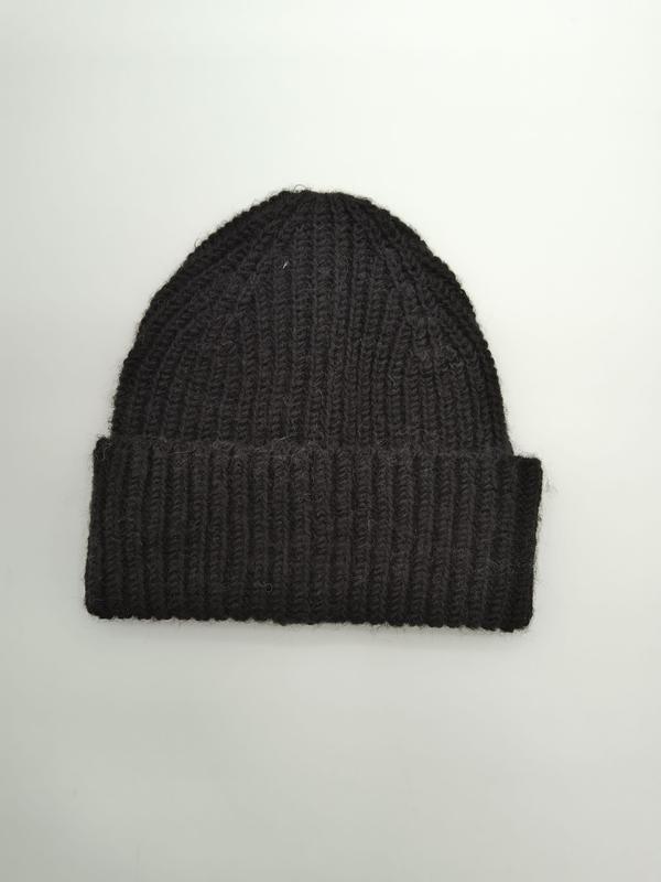 Zwarte gebreide beanie muts met grove ribstructuur en omgeslagen rand