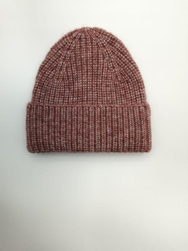 Gebreide beanie muts in stoffig roze marl met grove ribstructuur en omgeslagen rand