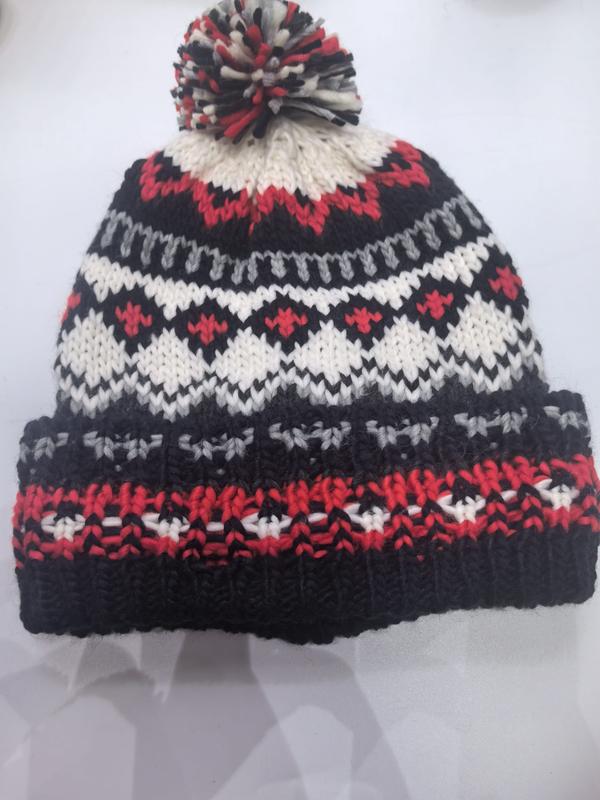 Handgebreide Fair Isle wintermuts zwart rood wit grijs met veelkleurige pompon | groothandel