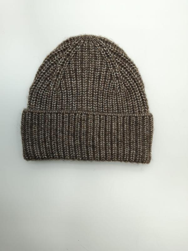 Gebreide beanie muts in bruine wolmix met grove ribbel en omgeslagen rand