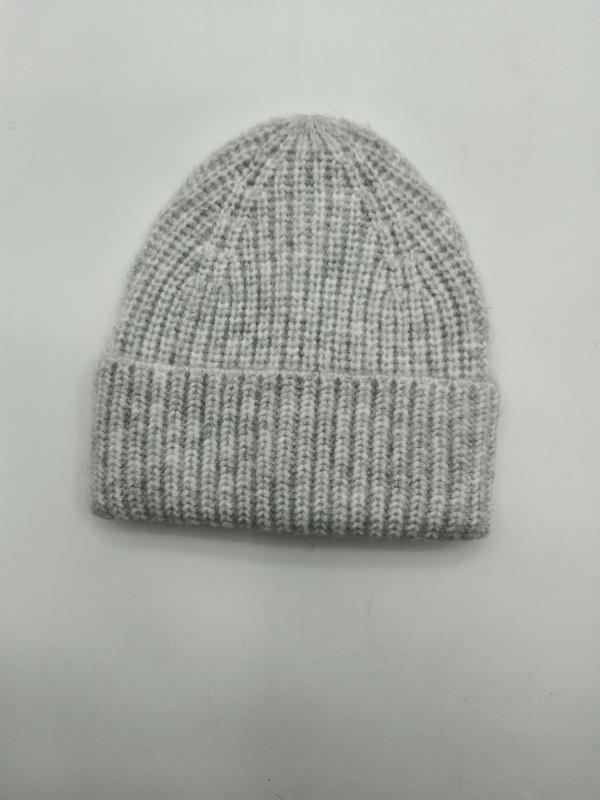 Lichtgrijze grove geribde gebreide beanie muts met omgeslagen rand