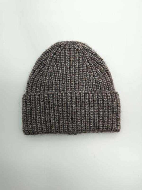 Gebreide beanie muts met grove ribstructuur in taupe bruin gemêleerd