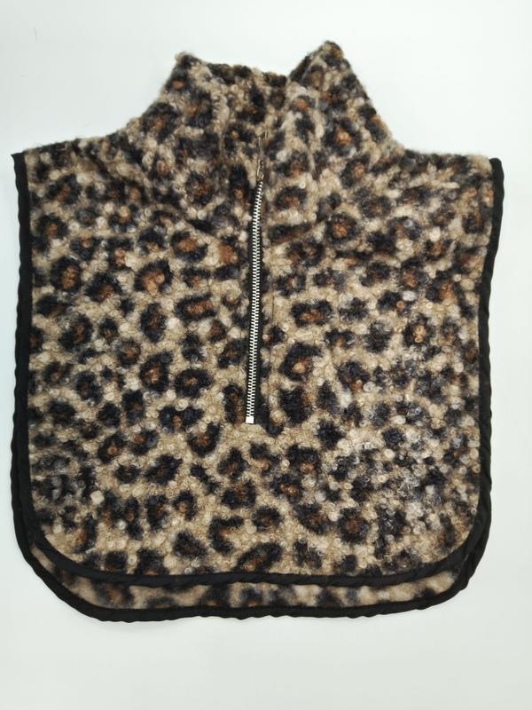Luipaardprint sherpa fleece nekwarmer dickey met zilveren halve rits en zwarte randafwerking