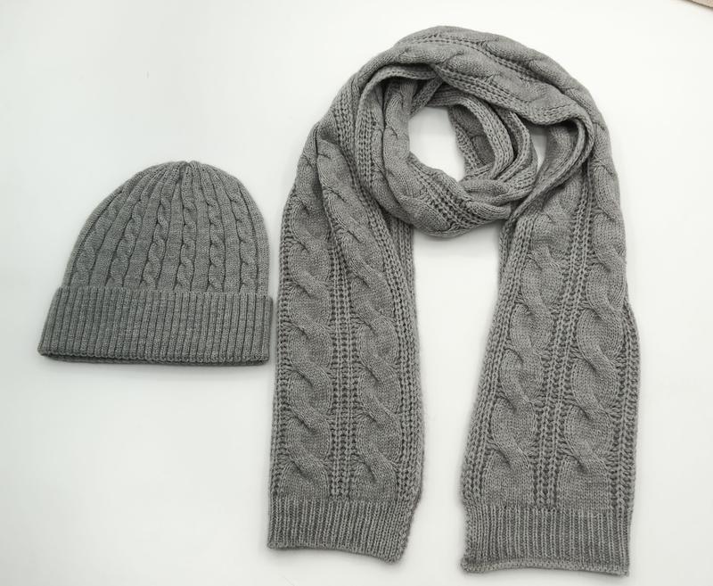 Grijs gebreid winterset met muts en lange sjaal