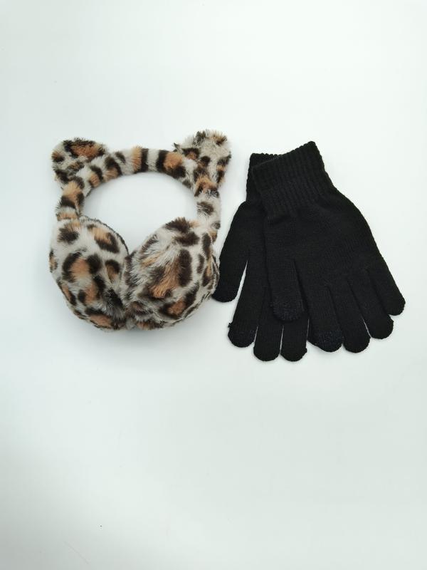 Luipaardprint nepbont oorwarmers met kattenoren en zwarte gebreide touchscreen handschoenen op witte achtergrond.
