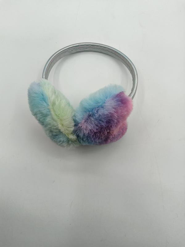 Kleurrijke pastel regenboog tie-dye pluizige nep bont oorkappen met zilver metalen hoofdband op witte achtergrond.