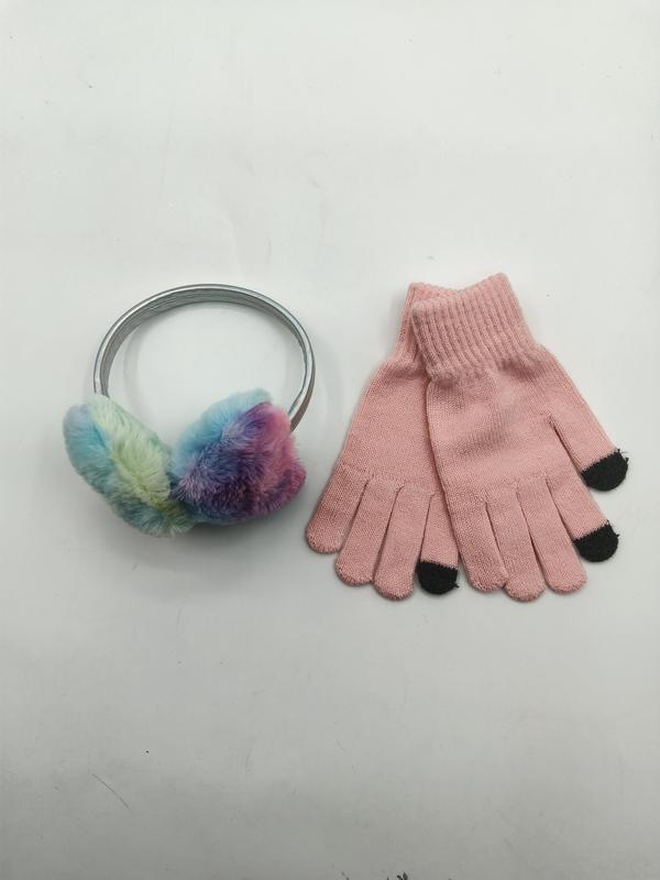 Regenboog tie-dye nep bont oorkappen met zilveren hoofdband en roze touchscreen handschoenen op witte achtergrond.