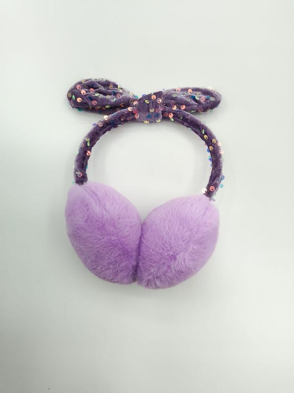 Paarse pluizige oorkappen met donkerpaarse paillettenhoofdbandstrik voor kinderen op witte achtergrond.