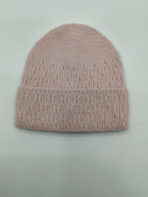 Blush roze pluizige kabelgebreide muts met diamantpatroon en omgeslagen rand op lichte achtergrond.
