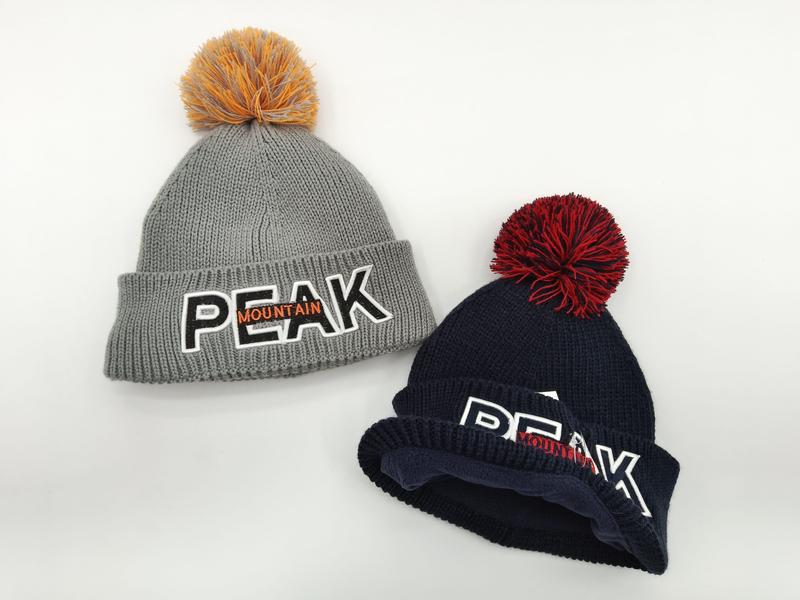 `Gebreide beanie met pompon en geborduurd logo, set van 2, in meerdere kleuren`