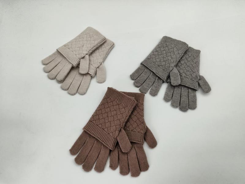 Drie paar gebreide winterhandschoenen met ruitpatroon in beige, grijs en mauve, platliggend op witte achtergrond.
