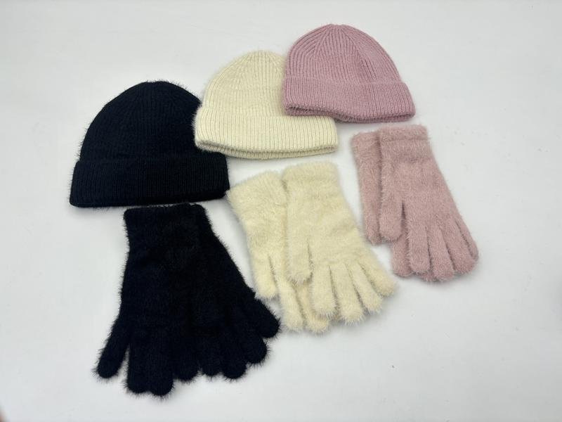 Drie bijpassende sets met pluizige gebreide handschoenen en geribbelde mutsen in zwart, crème en roze op witte achtergrond.