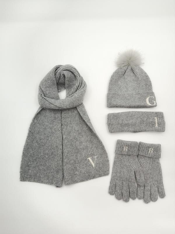 Grijs geribbeld gebreid winterset met pomponmuts, sjaal, haarband en handschoenen met monogram initialen.