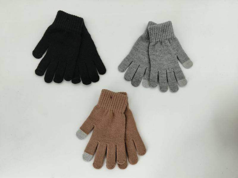 Drie paar gebreide winterhandschoenen met touchscreen-vingertoppen in zwart, grijs en beige op witte achtergrond.
