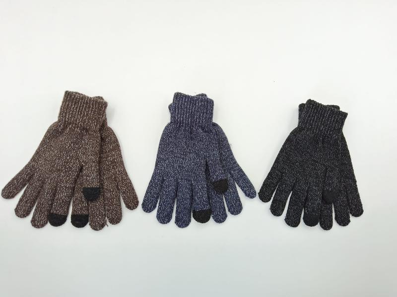 Drie paar gemêleerde gebreide touchscreen winterhandschoenen in bruin, marineblauw en antraciet op witte achtergrond.