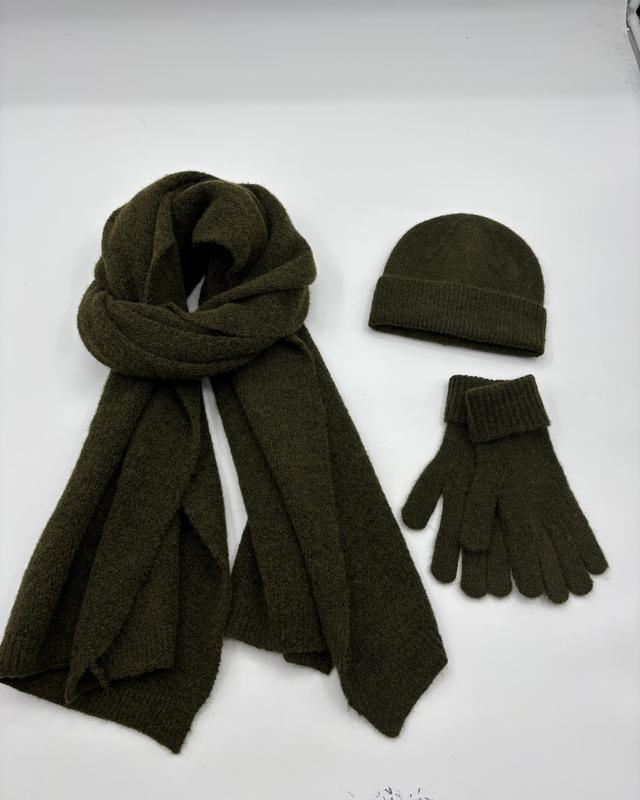 Olijfgroen gebreid winterset met oversized sjaal, geribbelde muts en bijpassende handschoenen op witte achtergrond.
