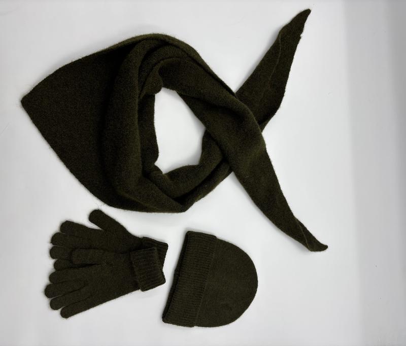 Olijfgroen gebreid winterset met driehoekige sjaal, bijpassende handschoenen en muts op witte achtergrond.