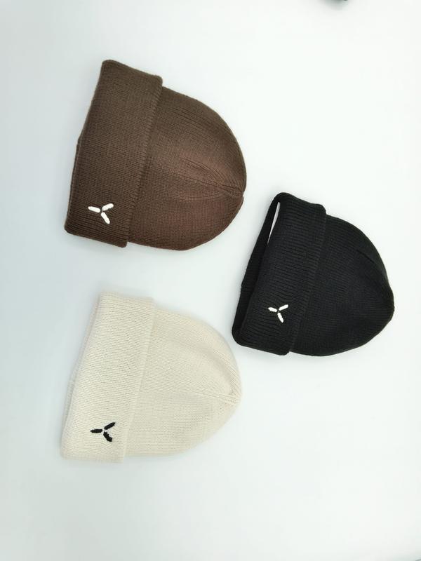 Drie gevouwen gebreide muts met omslag in bruin, zwart en crème met geborduurd logo, set van 3.