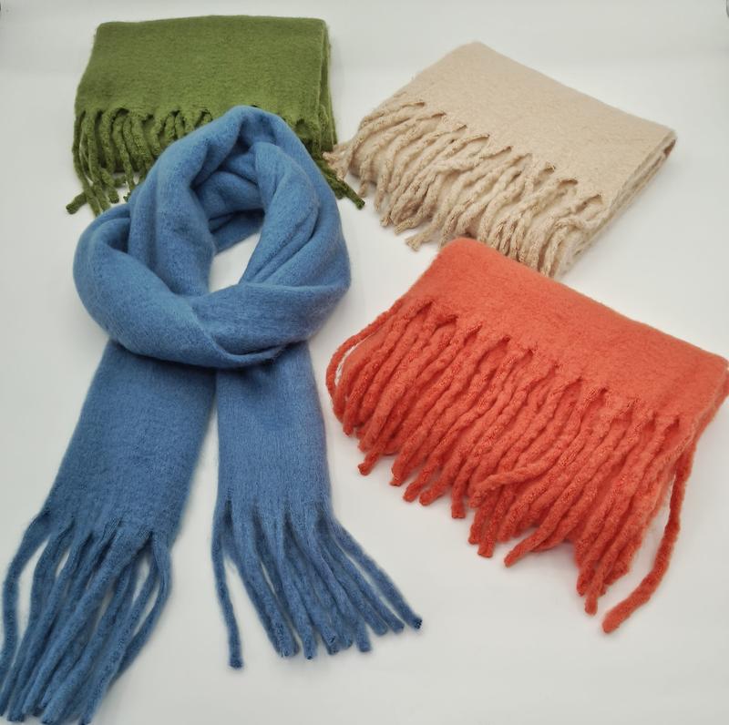 `Set van 4 zachte wollen sjaals met franje in blauw, groen, beige en koraal.`