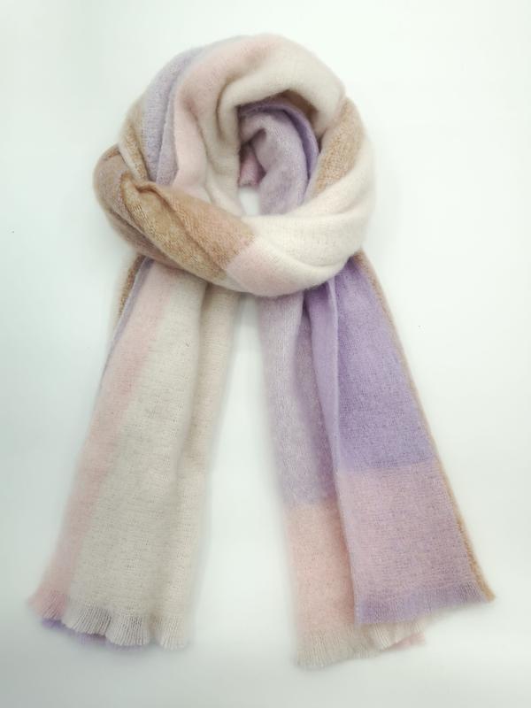 `Zachte mohair plaid sjaal in pastelkleuren lavendel, roze en crème, luchtig geweven met een delicate textuur.`