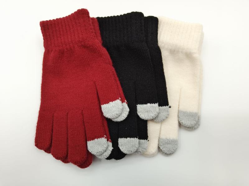 Drie paar geribbelde winterhandschoenen in rood, zwart en crème met grijze geleidende vingertoppen voor touchscreens.